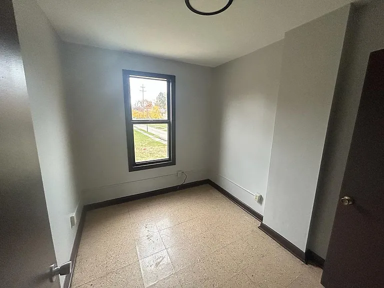 22 E Dennick Ave — Photo 7