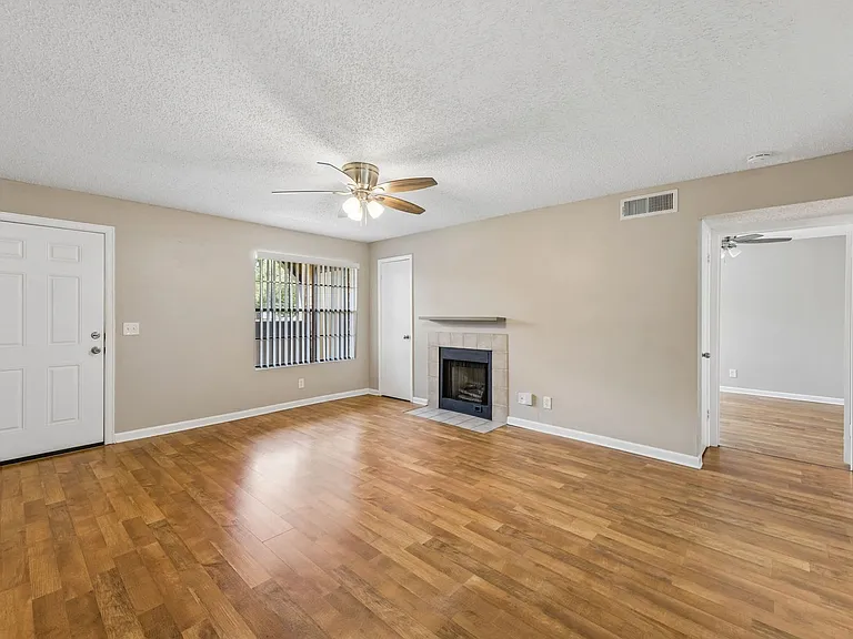 380 Lakepointe Dr #201 — Photo 6