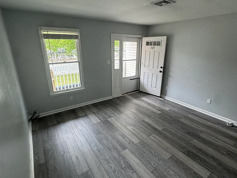 325 N Ohio Ave — Photo 6