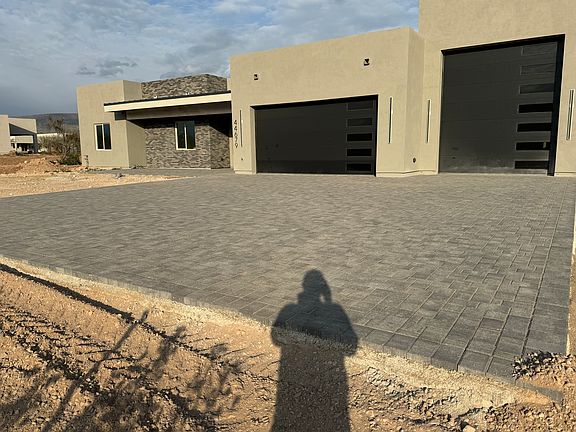 2nd image of 403 E Mano Dr