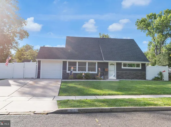 94 Juniper Dr, Levittown, PA 19056