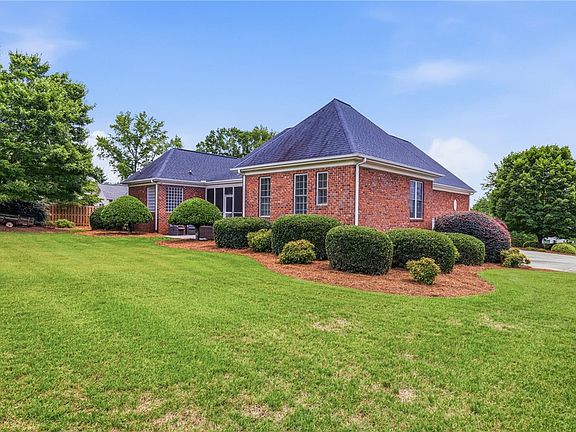 5th image of 102 Club Ridge Dr
