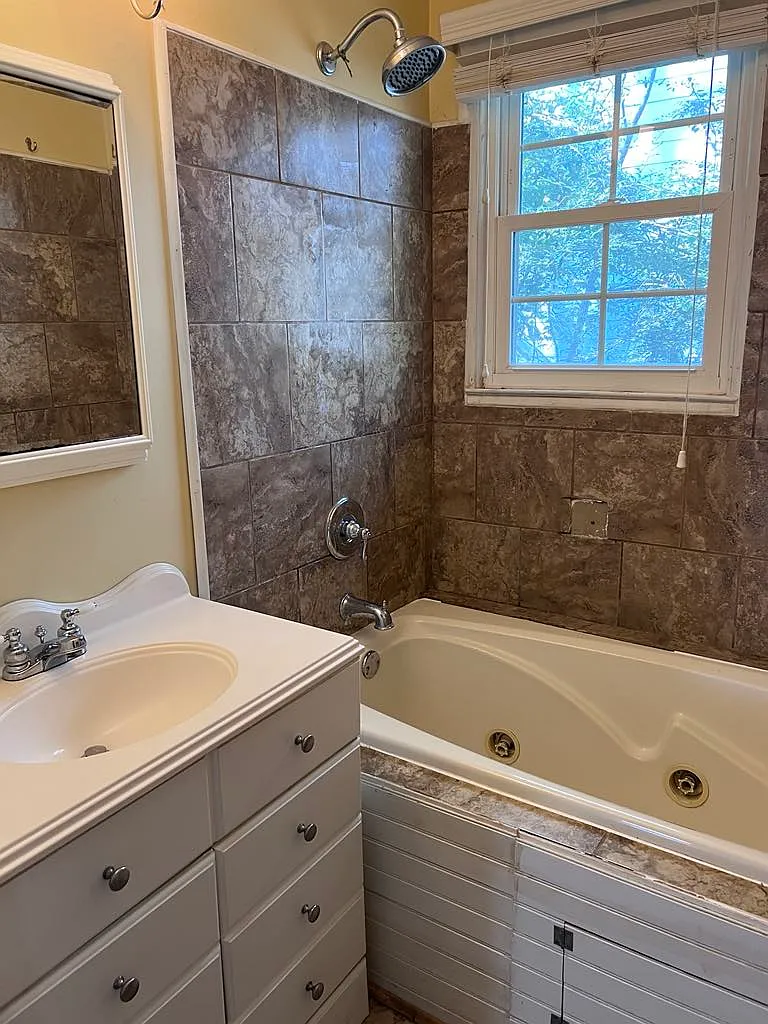 146 Lanier Dr — Photo 2