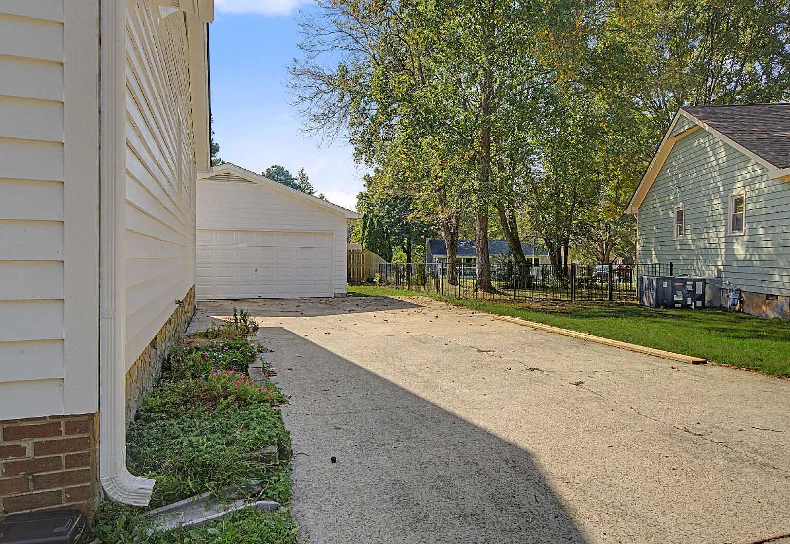 3 bed, 2.0 bath, 1359 sqft, $2,000 — Photo 4