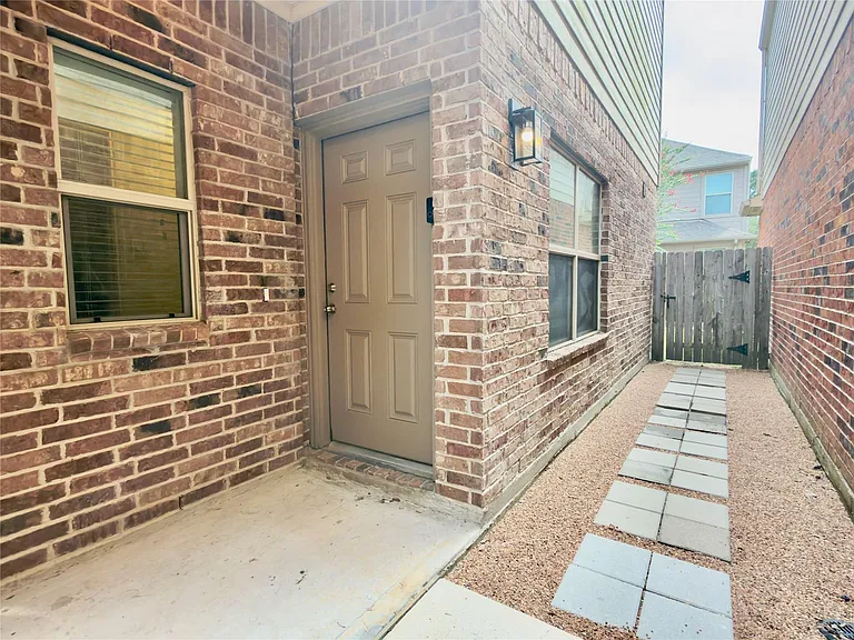 17035 Amarose Dr — Photo 2