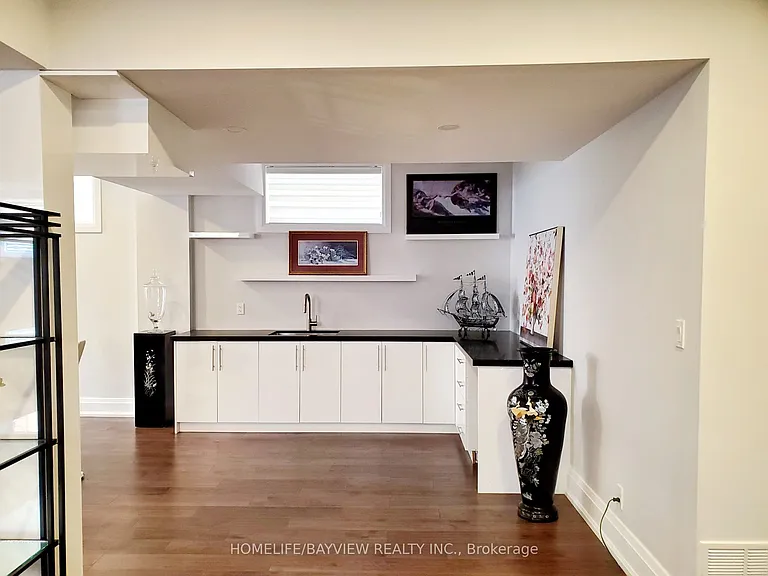 11 Walnut Cres — Photo 4