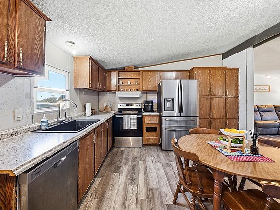 4th image of 714 Sapphire Ct