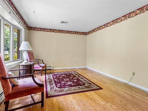 3rd image of 390 Oxford Cir
