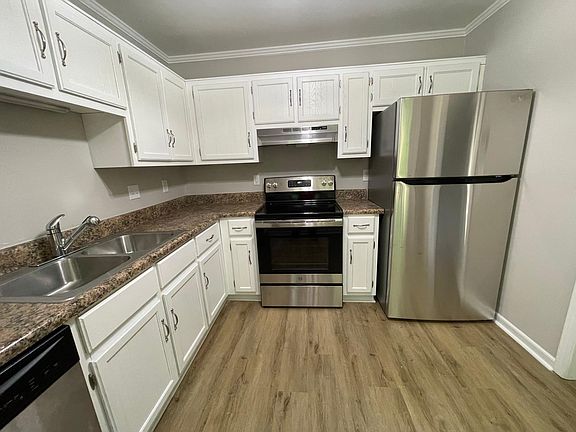 4th image of 303 Summer Woods Dr