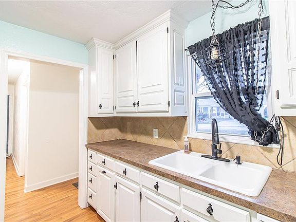 5th image of 203 S Halsey Ave
