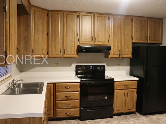 2nd image of 835 Pinehurst St