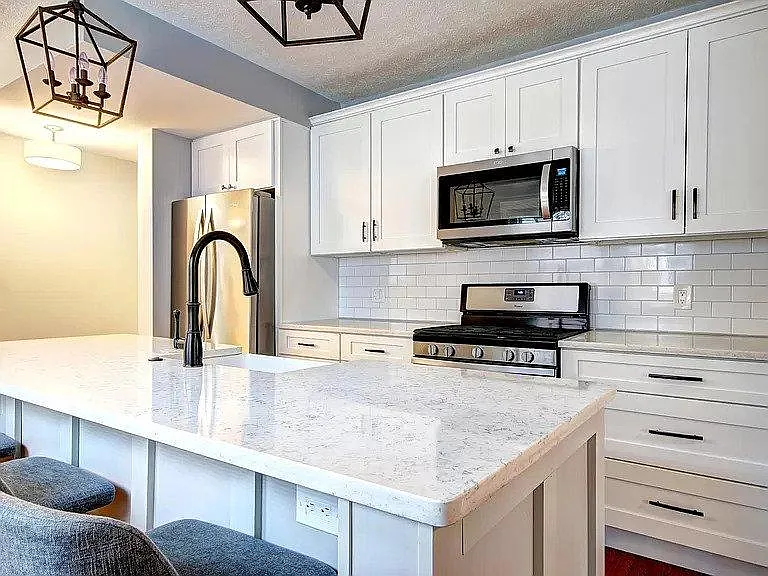 402 Wallace Ave — Photo 2