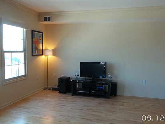 2nd image of 975 N Lincoln St #9H-N