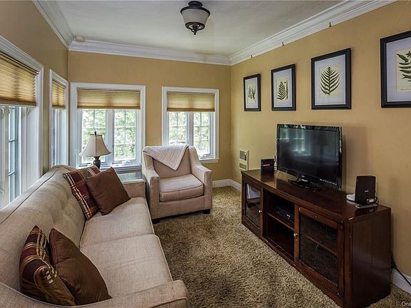 4th image of 52 Parkway E