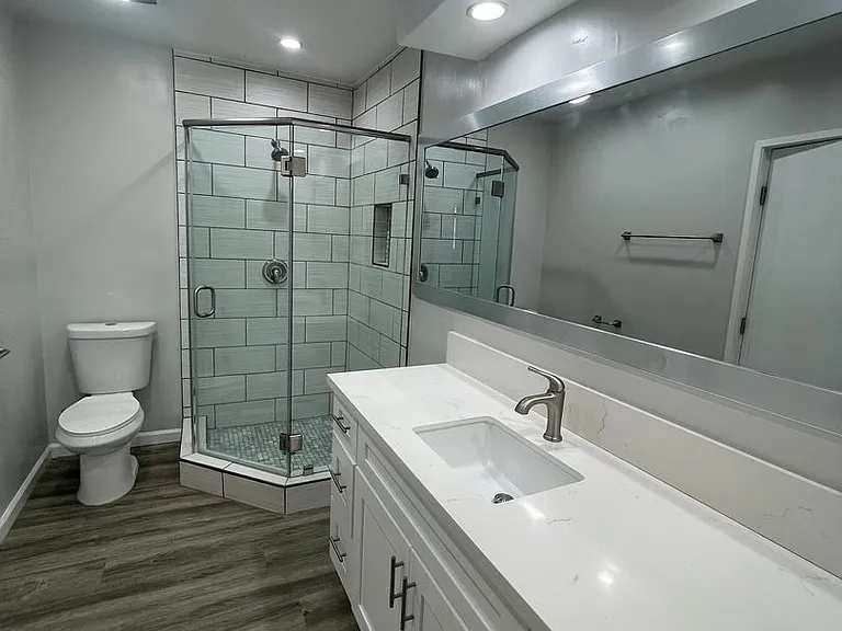 350 N Crescent Drive — Photo 2