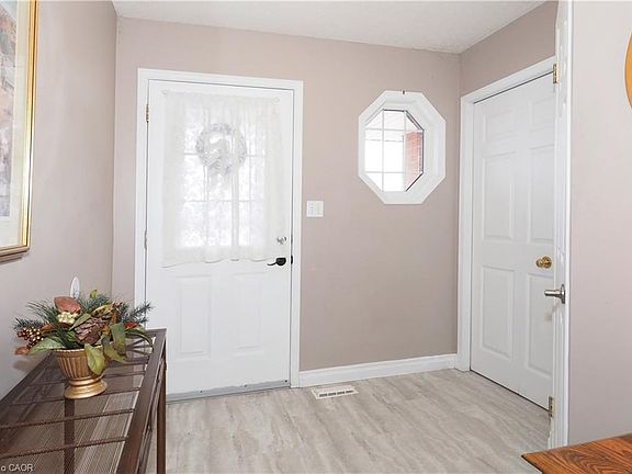 3rd image of 224 Inverhuron Cres #A