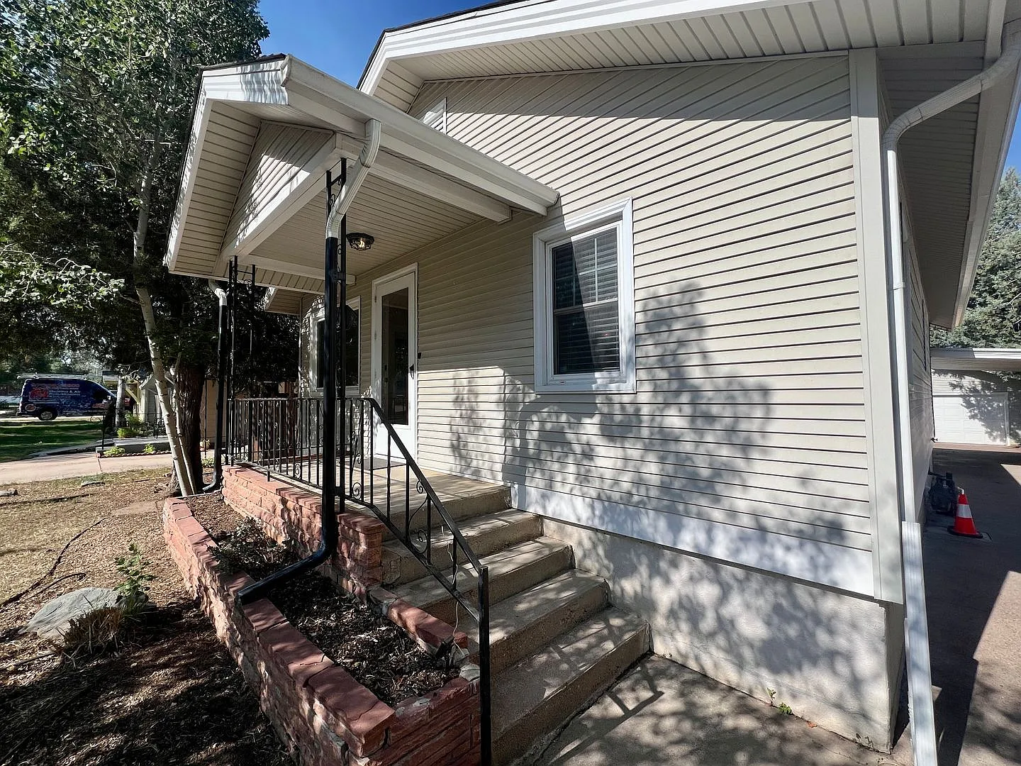 2 bed, 1.0 bath, 1945 sqft, $1,900 — Photo 4