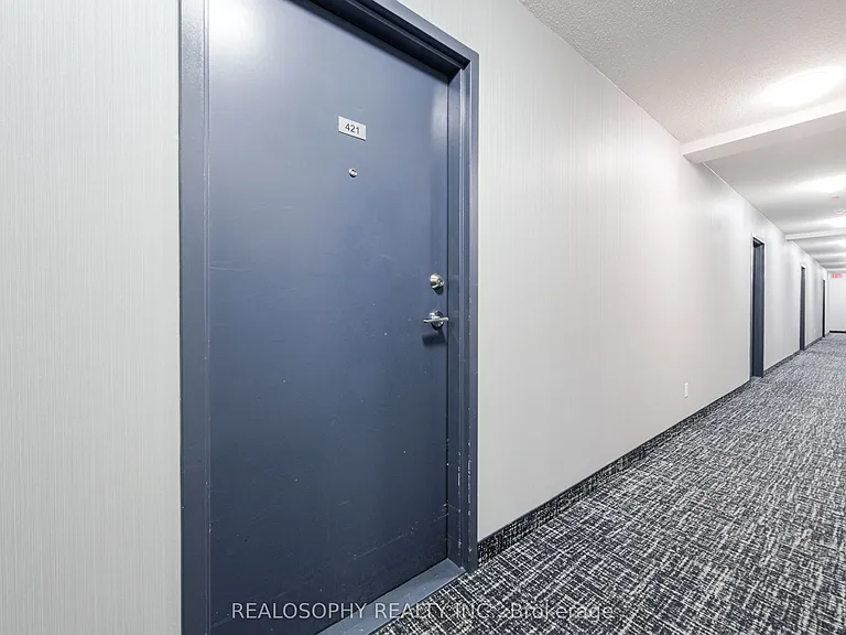 60 Fairfax Cres #421 — Photo 3