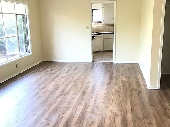 3rd image of 827 S Oxford Ave APT 2