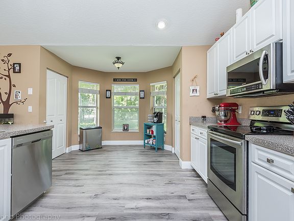 Breakfast nook, 2 pantries