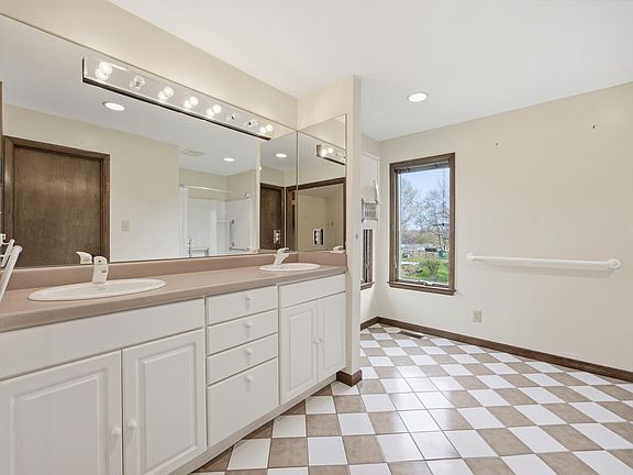 72nd image of 2044 Manor Dr