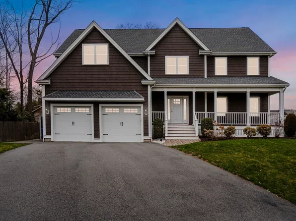 11 Coventry Ln, Stoneham, MA 02180