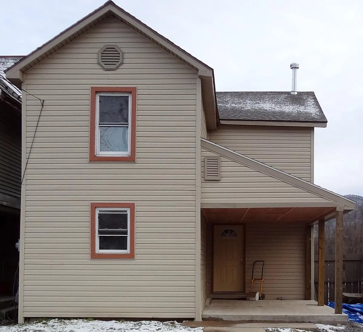 3 bed, 1.5 bath, 934 sqft, $1,050 — Photo 2