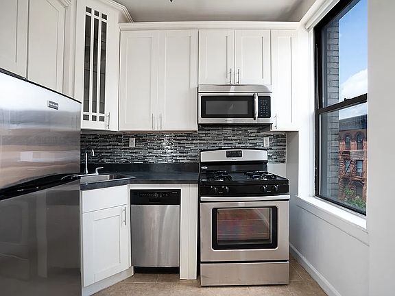 3rd image of 100 W 118th St APT 3B