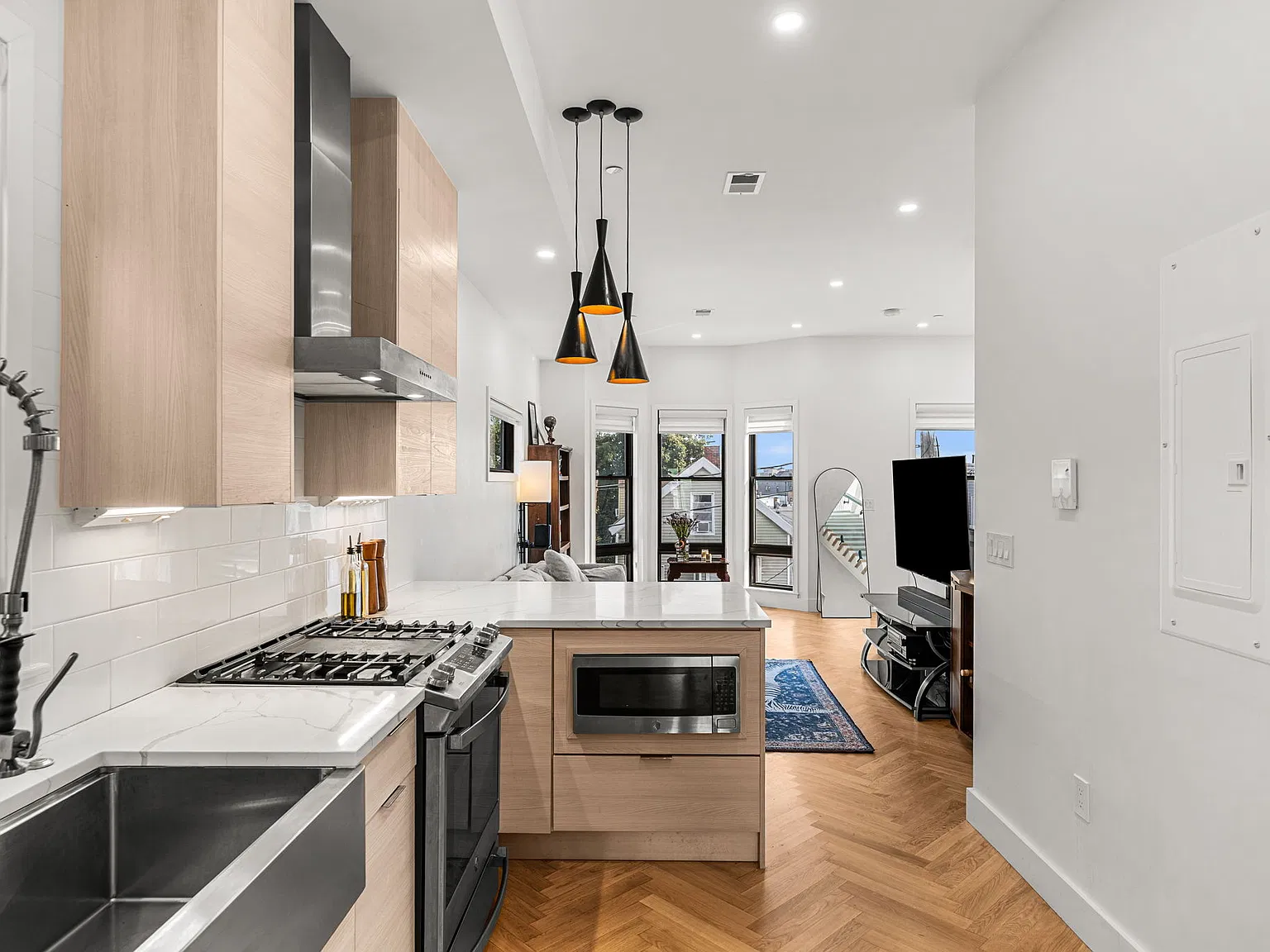 2 bed, 940 sqft, $3,800 — Photo 1