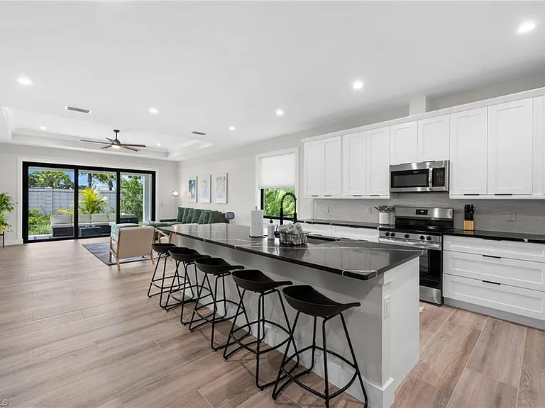 3032 Woodside Ave — Photo 6