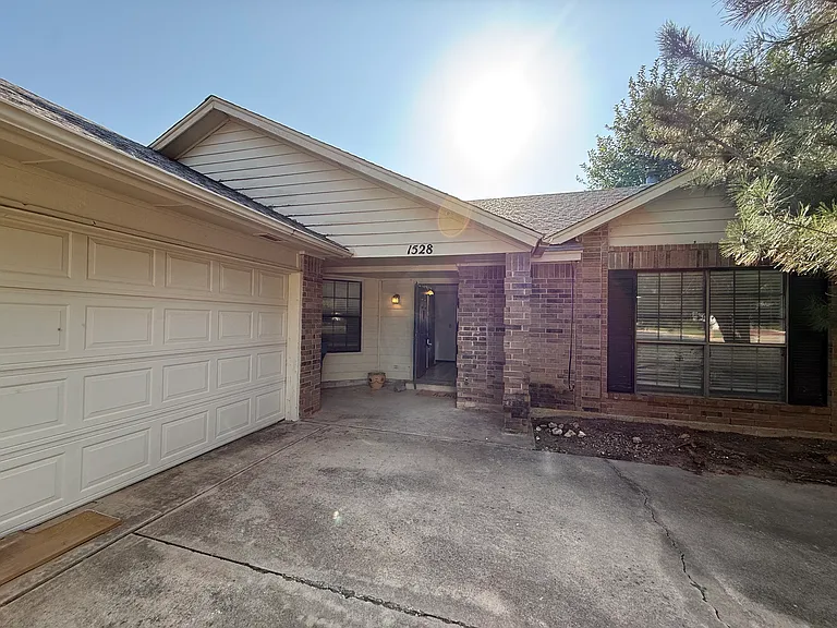 1528 Simon Ave — Photo 1