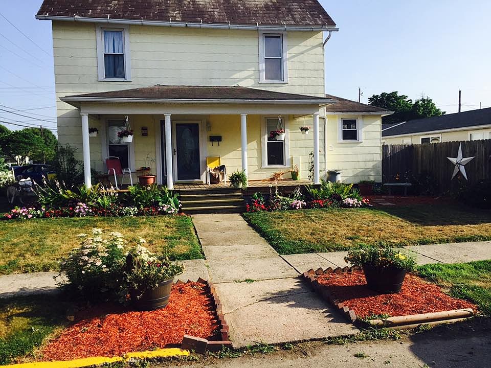 1st image of 225 E 4th St