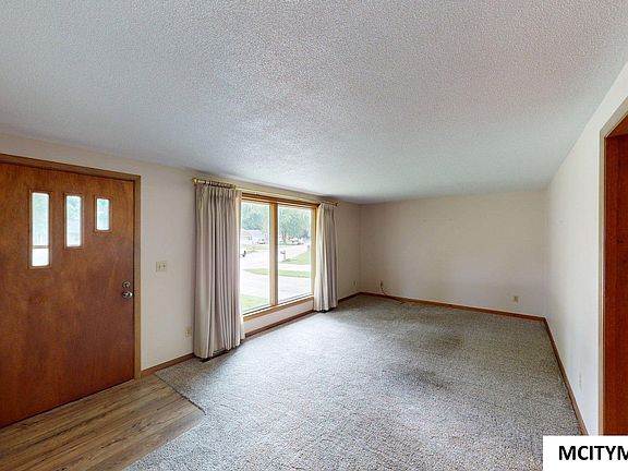 3rd image of 1076 Park Ln