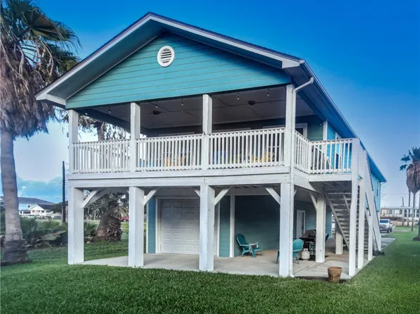 1228 S Live Oak St, Rockport, TX 78382