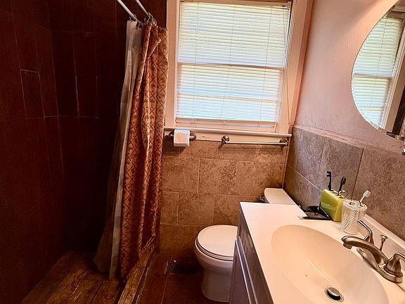 3rd image of 279 W Tate St