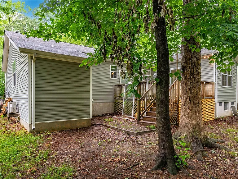 39 Nottingham Ln — Photo 41