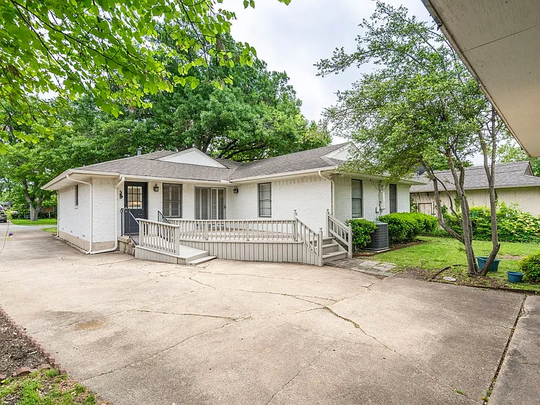 9203 Livenshire Dr — Photo 29