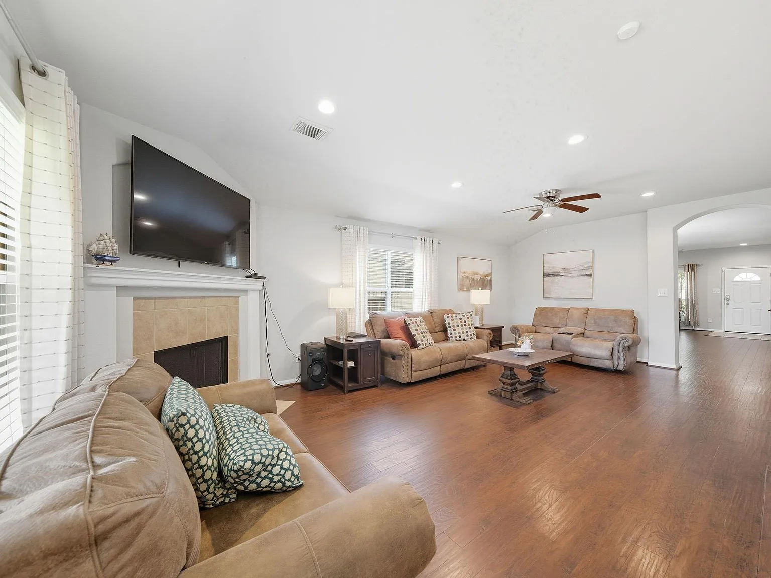 3 bed, 2.0 bath, 2540 sqft, $2,700 — Photo 2