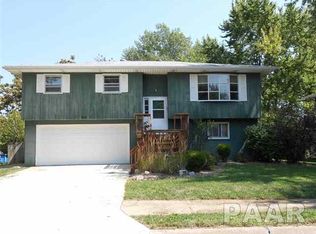 216 Maple Park Dr, Pekin, IL 61554
