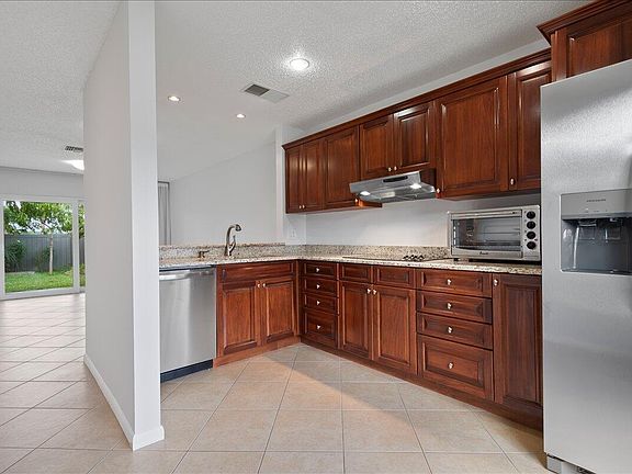 4th image of 258 Palmetto Ct