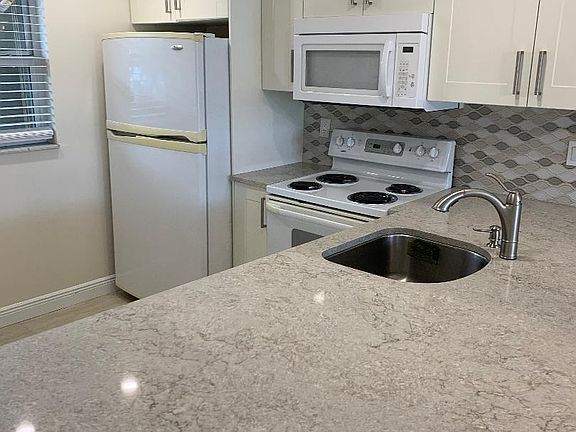 3rd image of 9440 Poinciana Pl