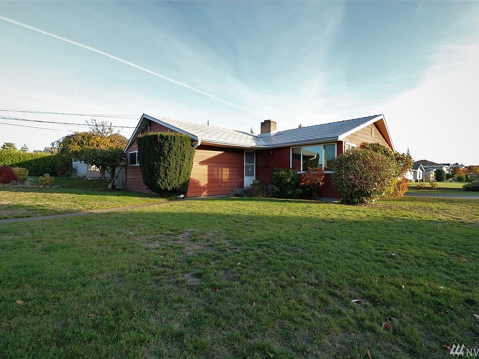 Beautiful rambler on corner lot w/ lifetime metal roof and siding!