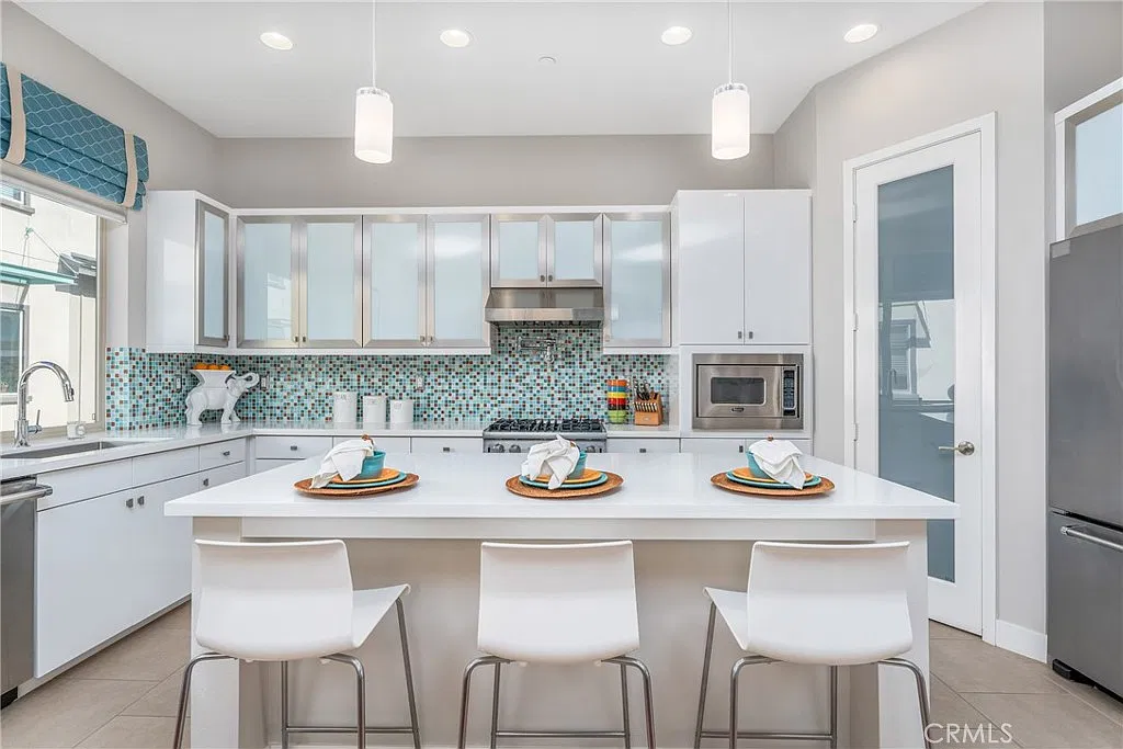 3 bed, 4.0 bath, 1873 sqft, $6,700 — Photo 4