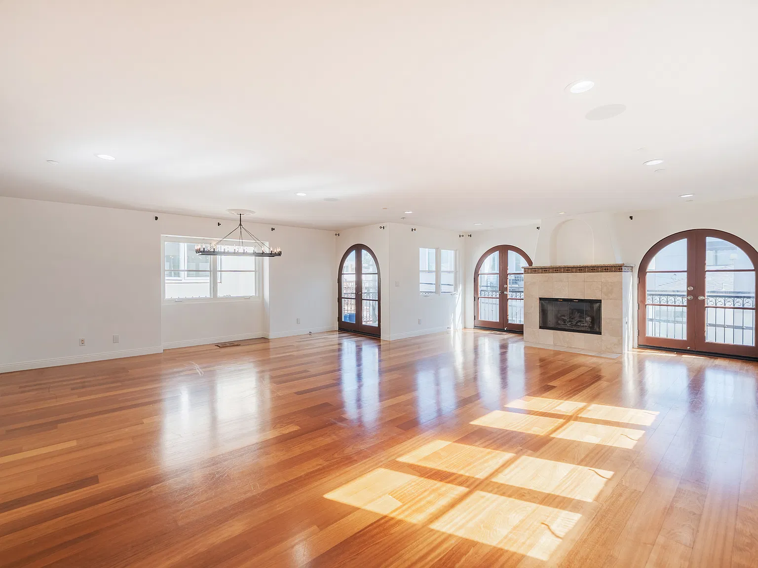 3 bed, 3.5 bath, 2406 sqft, $13,995 — Photo 3