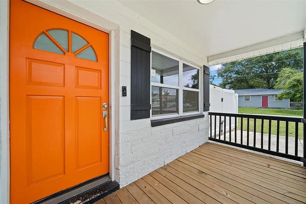 3 bed, 1.0 bath, 930 sqft, $2,300 — Photo 2