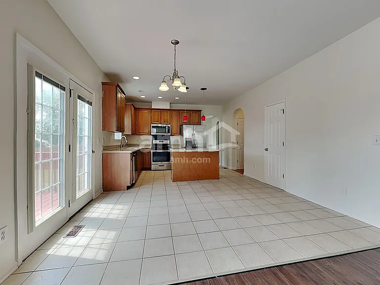 121 Hampton Lake Dr — Photo 4