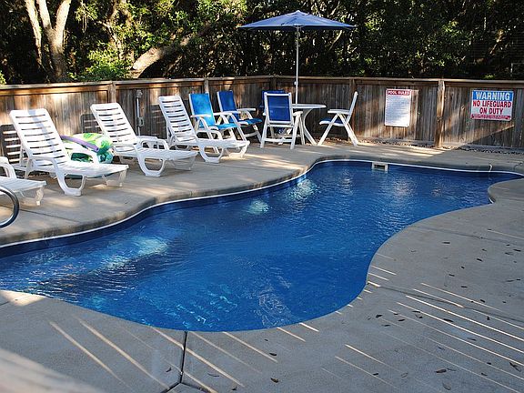 Fenced 27 x 12 pool