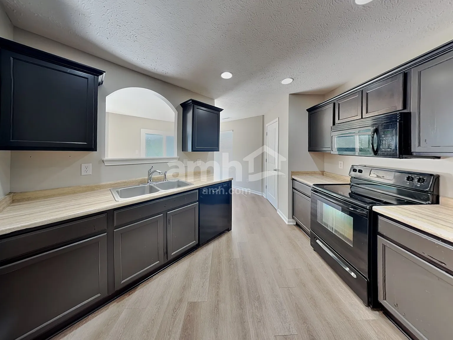 4 bed, 2.5 bath, 1711 sqft, $2,000 — Photo 3