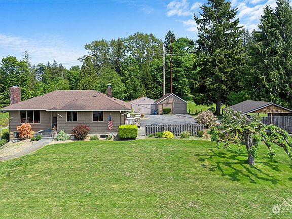 A quaint circular drive and front porch entry to greet your guests>