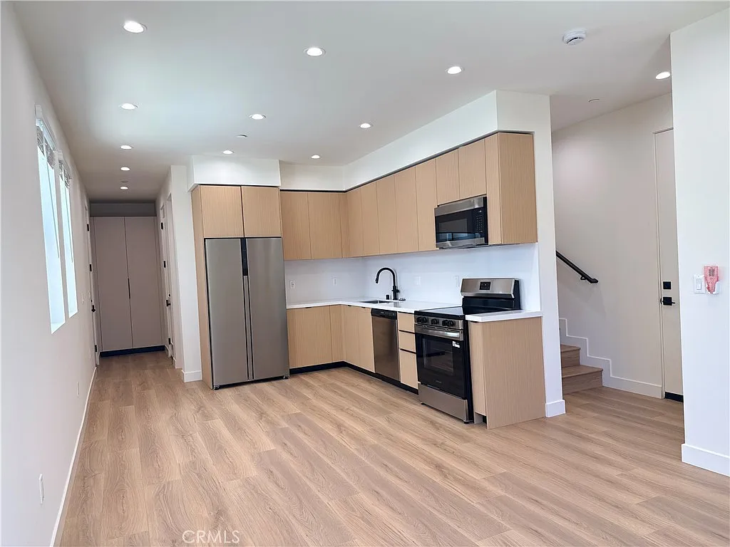 2 bed, 1198 sqft, $6,900 — Photo 3
